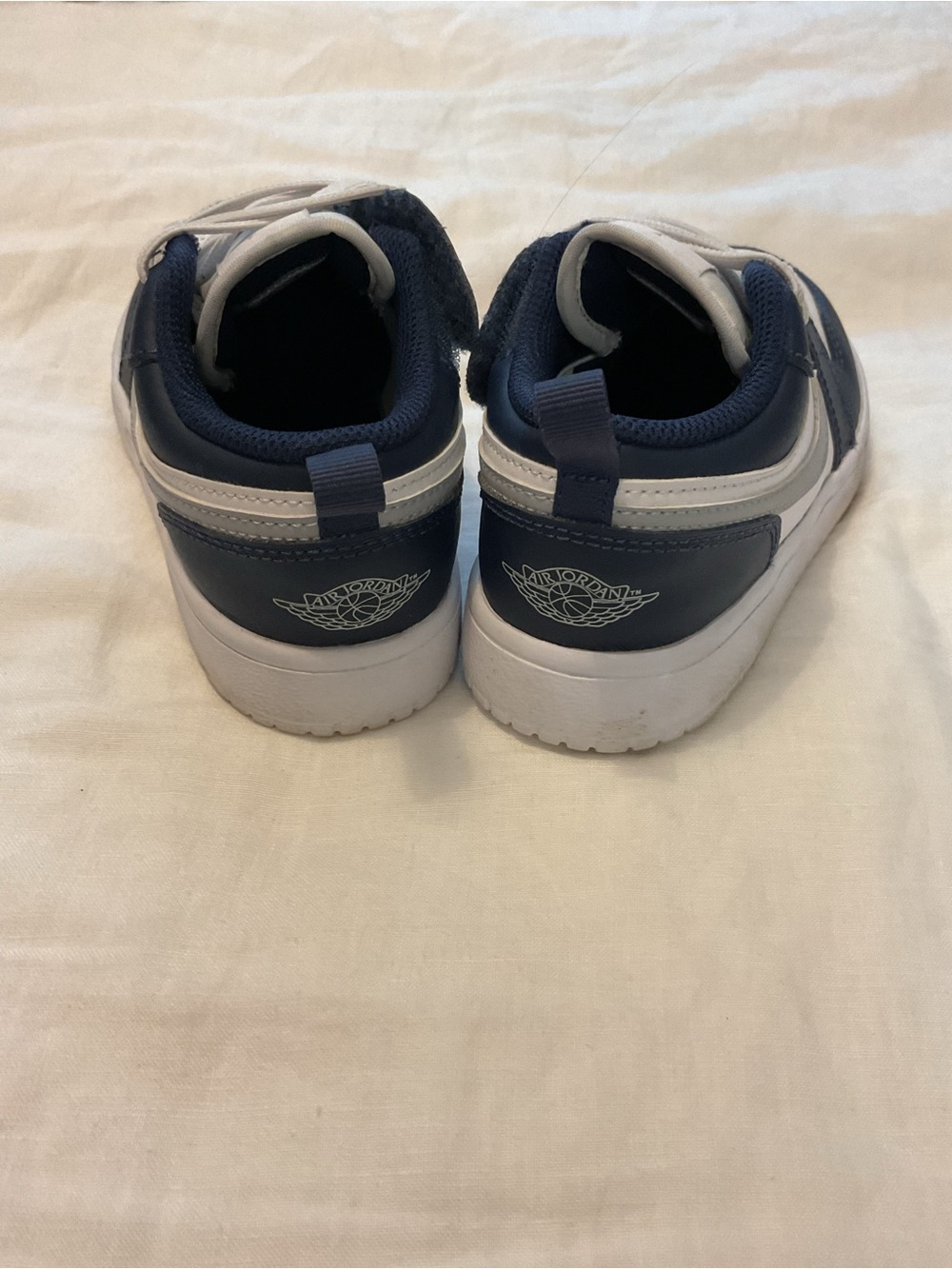 Jordan Kids Low-Top Sneakers in White and Navy - Picture 4 of 5